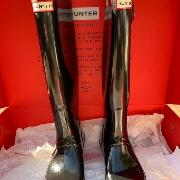 Hunter Original Tall Gloss Black Rain Boots (Size8/39) & Black Knee High Socks - Picture 3 of 16
